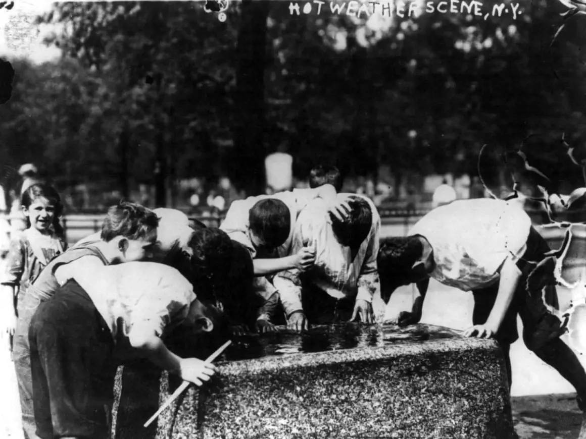 1911den Fotograflar New Yorkun Olumcul Sicak Hava Dalgasiyla Mucadelesini Gosteriyor 015