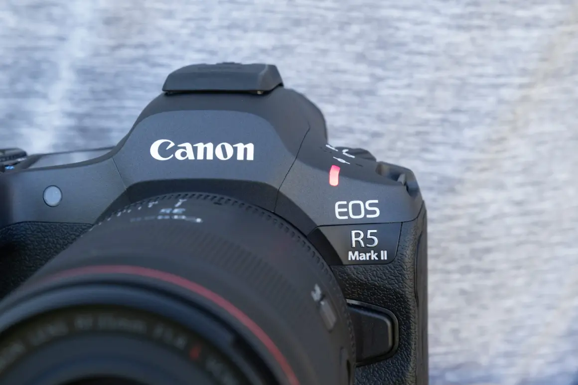 Canon EOS R5 II tally lamp