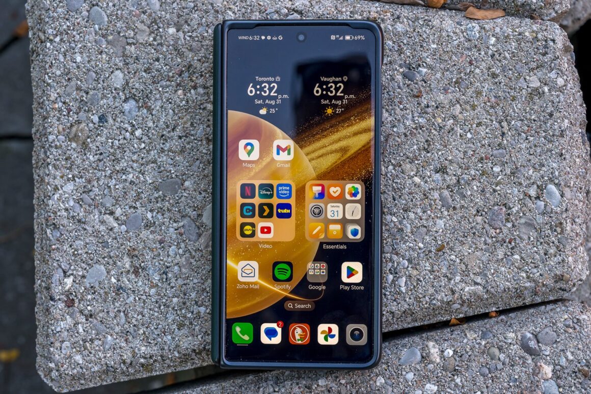 Honor Magic V3 front screen