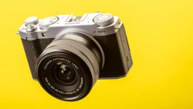 Fujifilm X-M5 beklemeye değer mi? 23 X M5 floating on yellow background