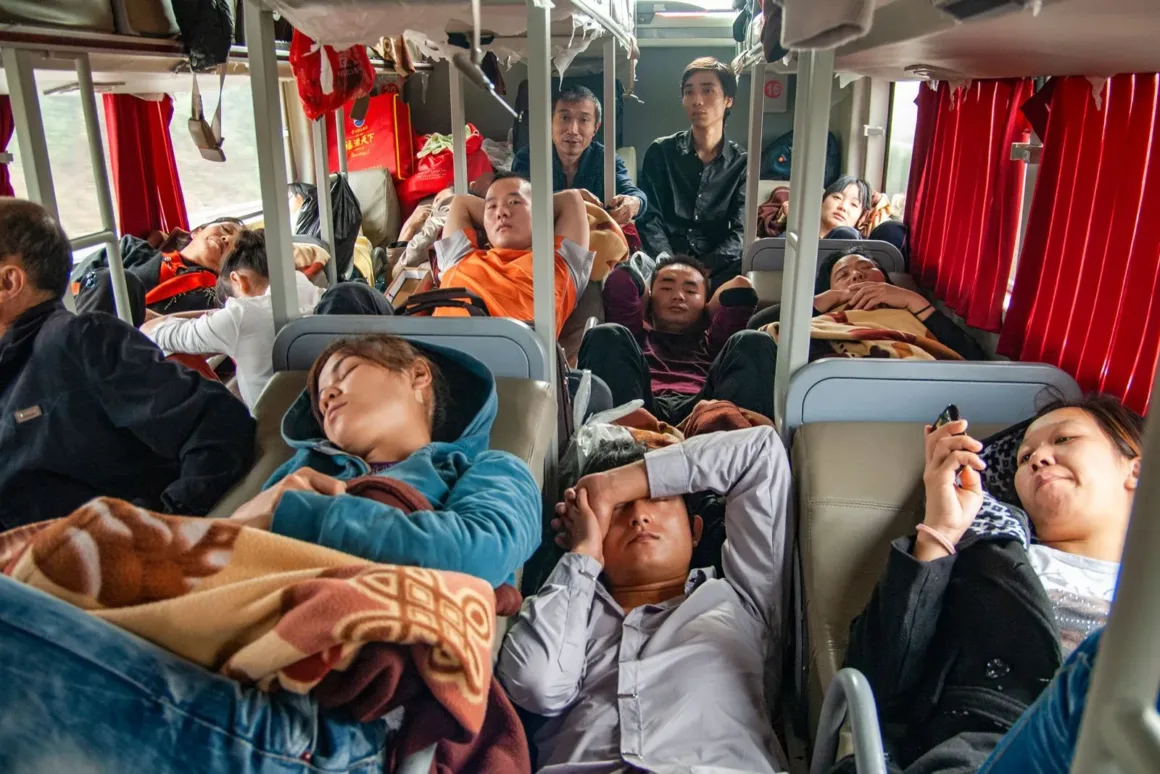 Leica Oskar Barnack Ödülü 2025 36 03 ┬® Zhan Youbing Migrant Workers in Chinas Assembly Line