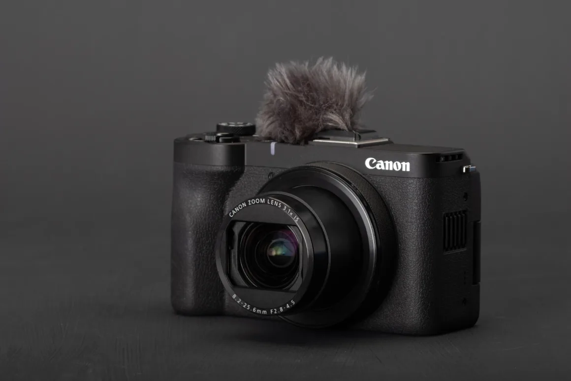 2025'te vlog çekmek için en iyi kameralar 3 Canon PowerShot V1 beauty shot