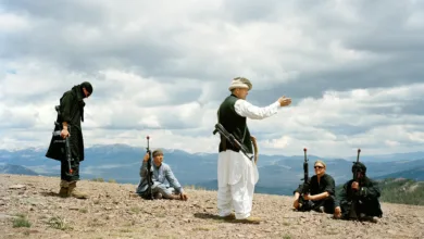 Savaşın Provası: Amerikan Askerleri Başka Kültürleri Nasıl ‘Oynuyor’? | Askeri Eğitim Analizi 2 web playing the role of a warlord holding a taliban training camp on a remote afghan mountaintop 2009 claire beckett